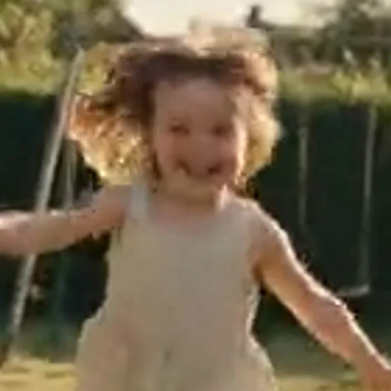 Recorte al 100 % del rostro de la niña tras una ampliación clásica a 1080p: desenfoque general.