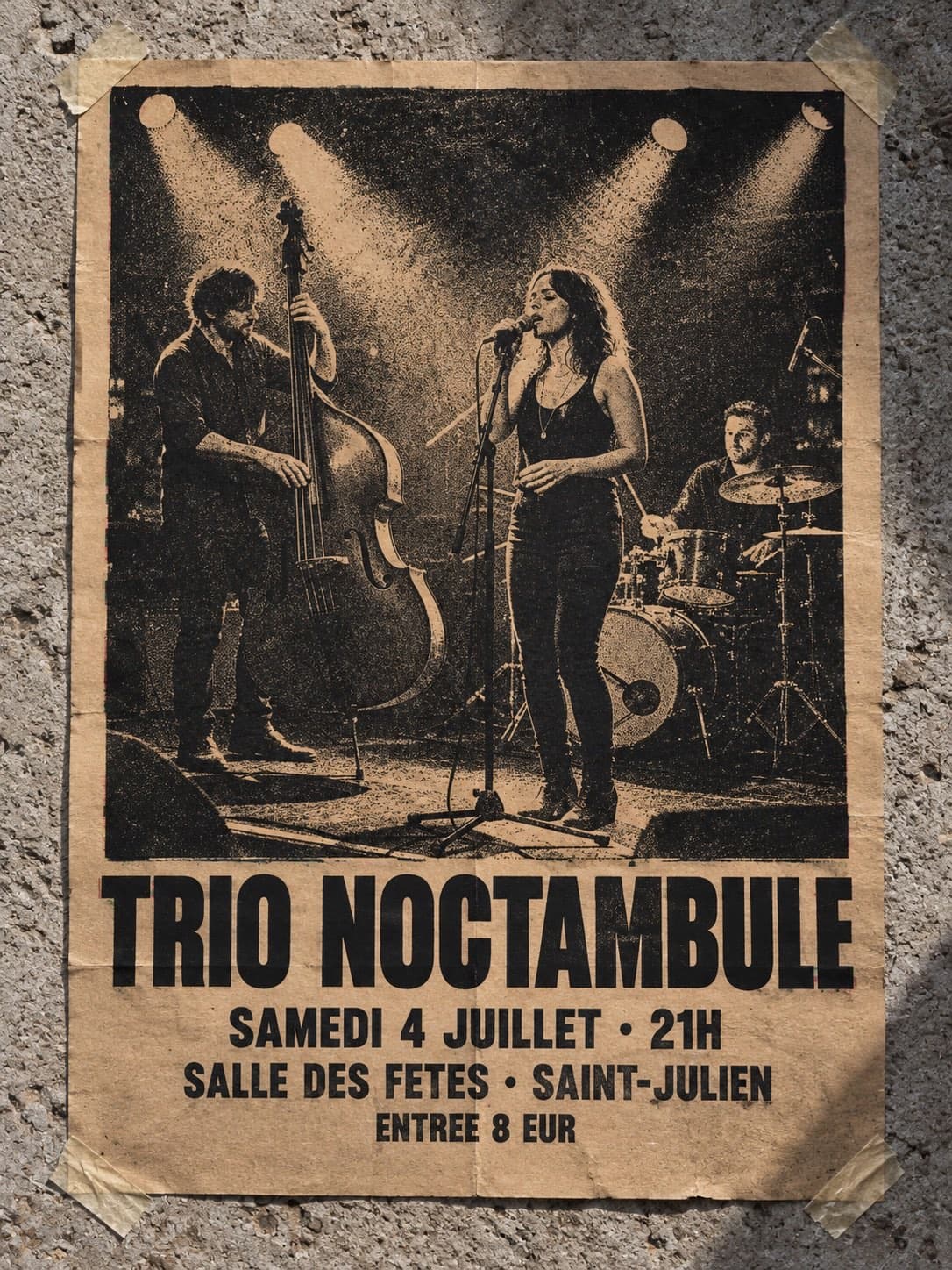 L'affiche sérigraphiée, scotchée sur un mur de béton