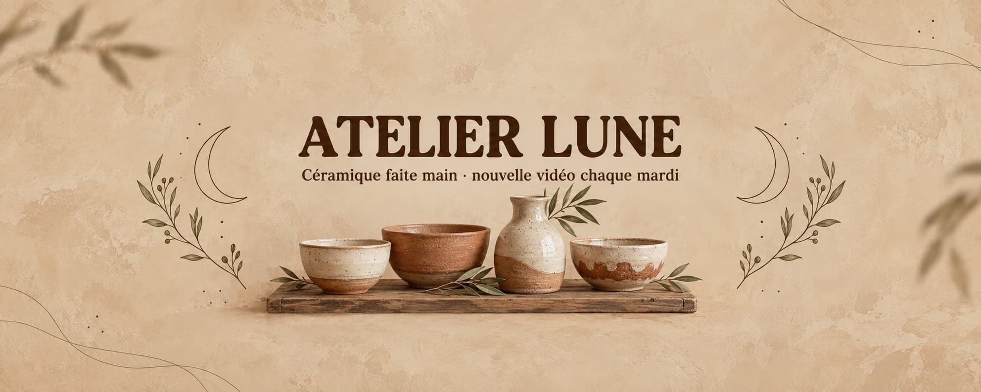 모래와 테라코타 톤 배너: 중앙의 도자기 그릇, 「ATELIER LUNE」와 슬로건