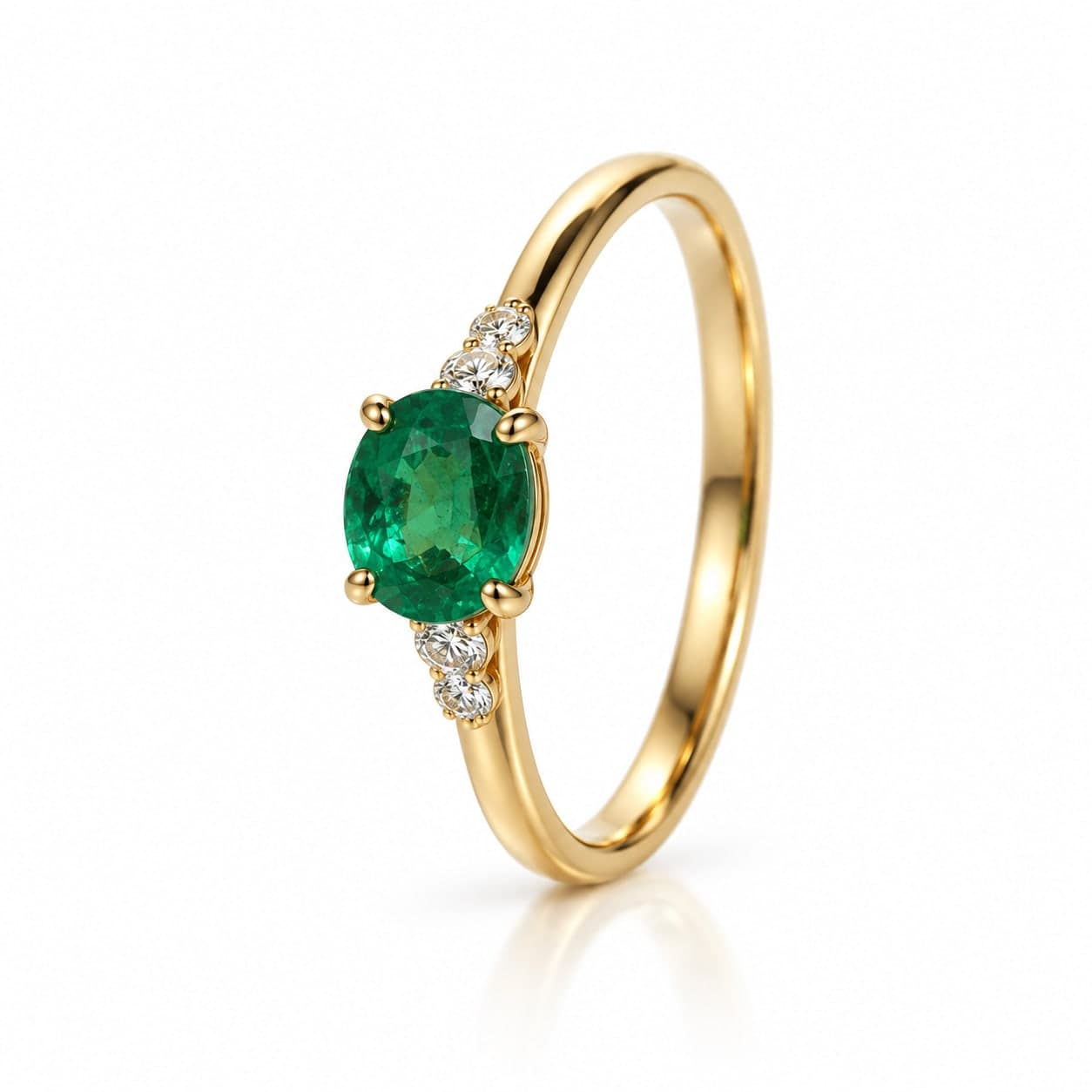 El mismo anillo en packshot macro sobre fondo blanco, oro pulido y esmeralda transparente
