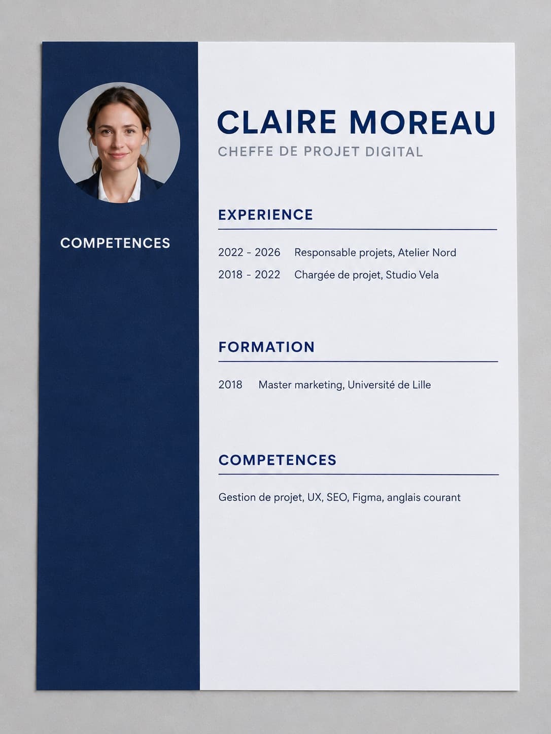 Le CV sobre d'une page, photographié à plat sur un bureau gris