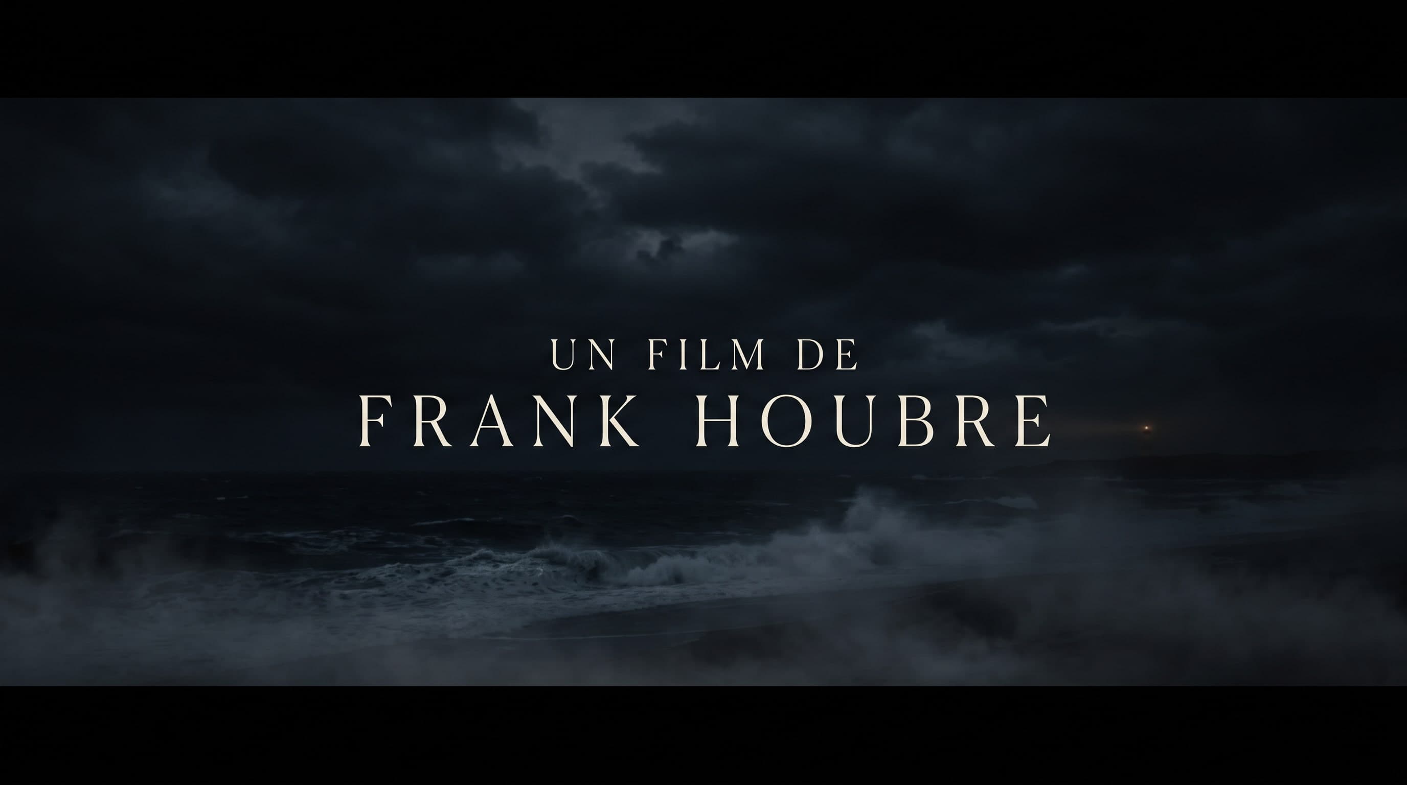 הכרטיס "un film de Frank Houbre" על רקע ים לילי, בסריף דק ומרווח