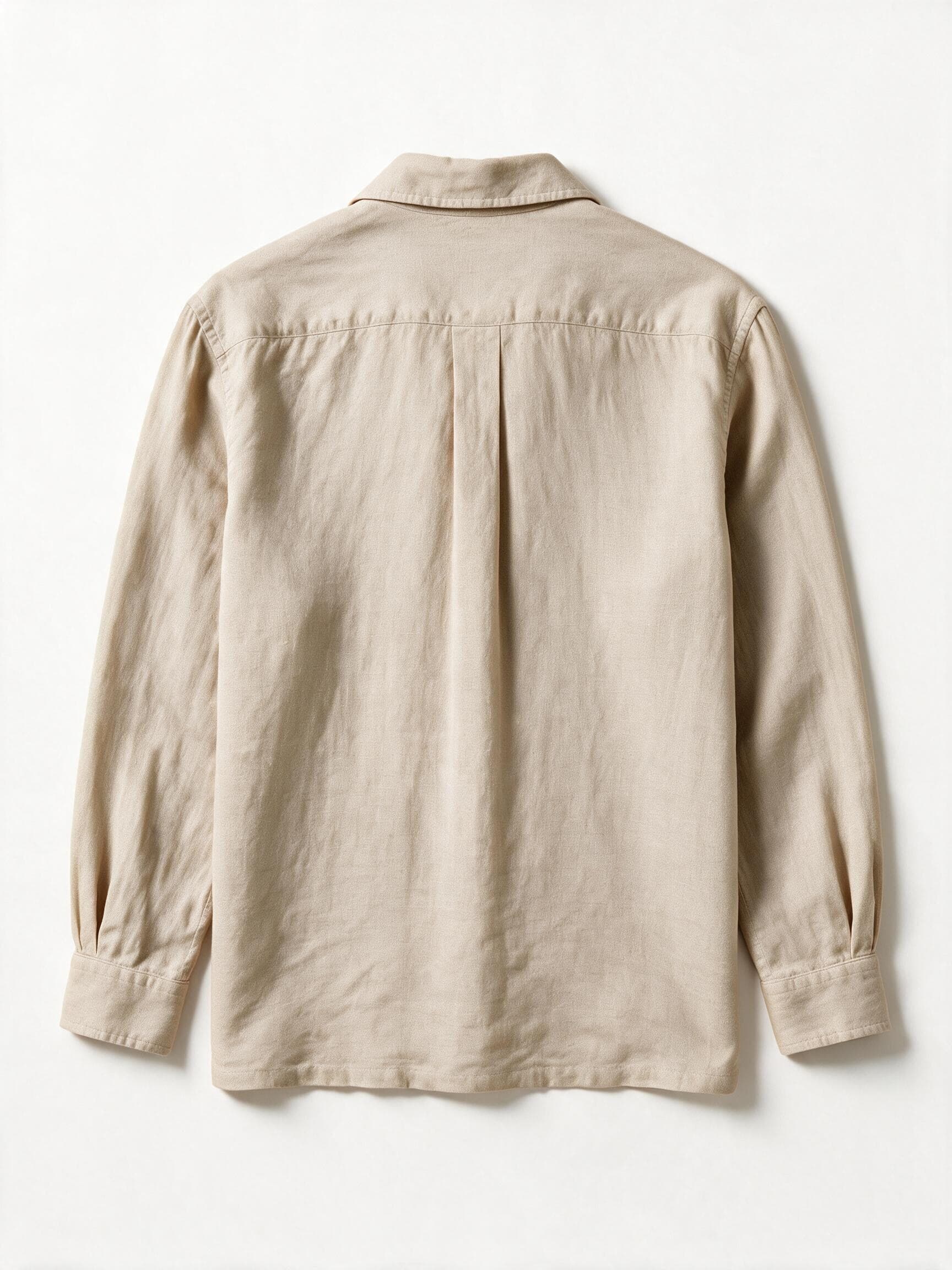 La même chemise vue de dos, couture d'empiècement visible