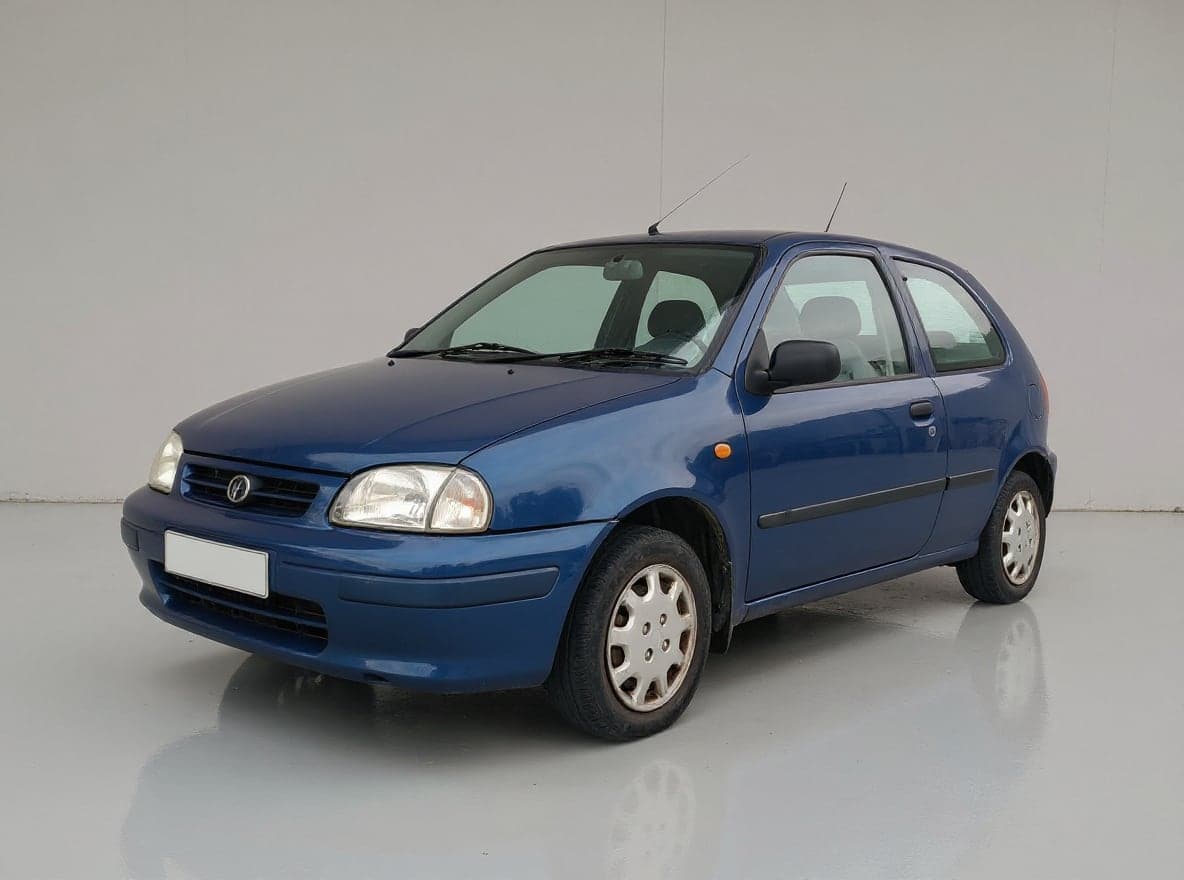 La photo de couverture : la même voiture, même bleu, mêmes jantes, sur un fond propre