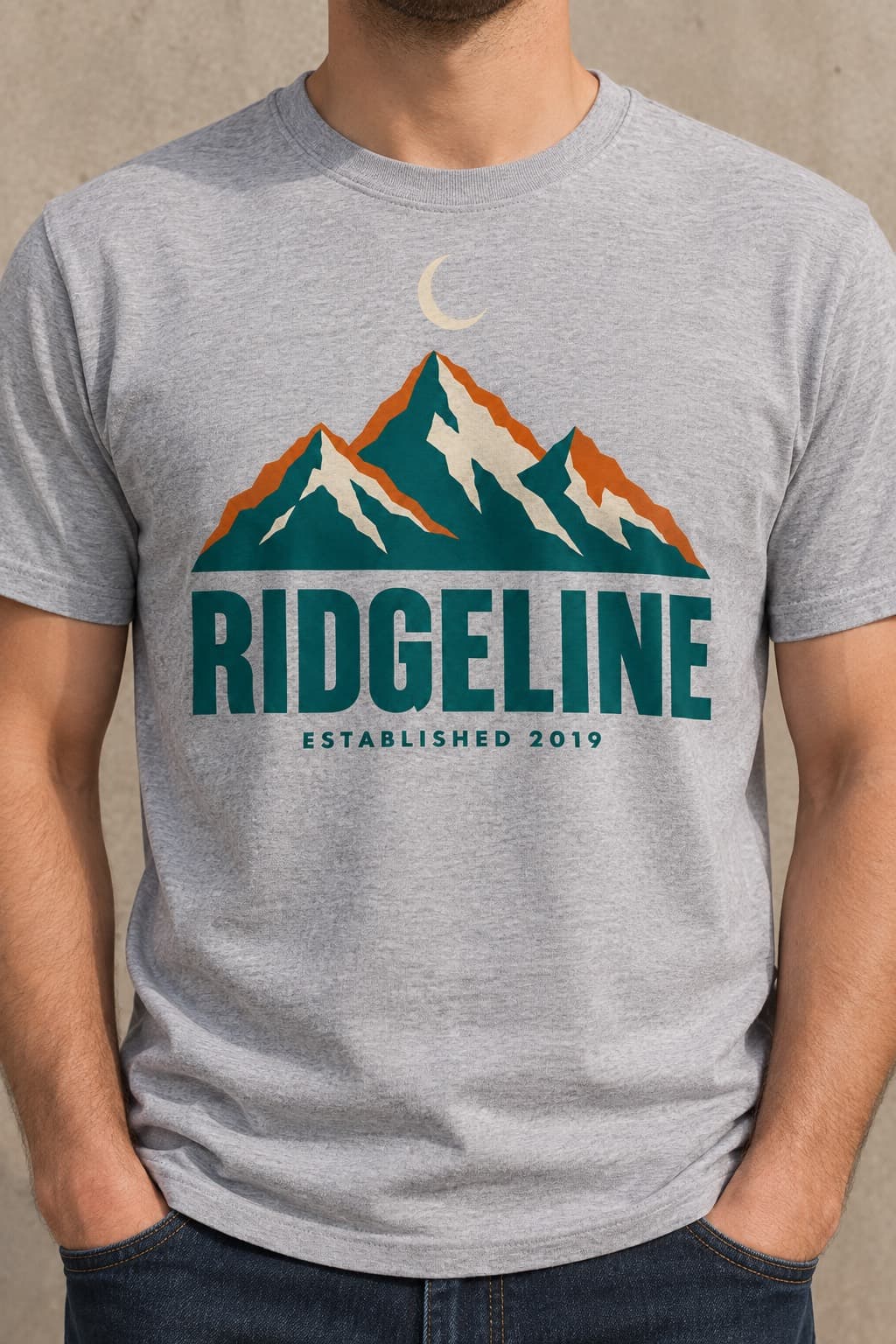 Le visuel imprimé sur un t-shirt gris chiné porté