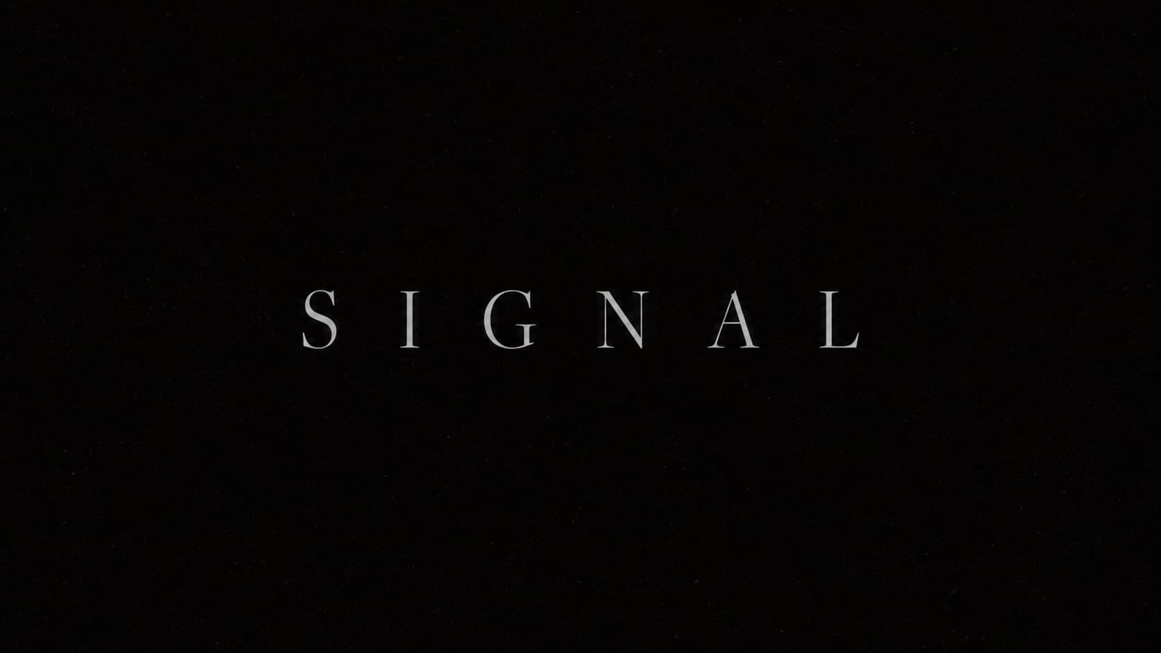 بطاقة العنوان: SIGNAL بحروف كبيرة رمادية فاتحة متباعدة على خلفية سوداء، لا شيء آخر في الكادر