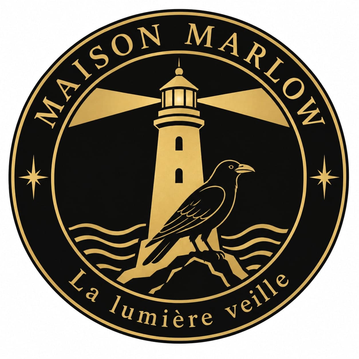 Ein rundes schwarz-goldenes Siegel, stilisierter Leuchtturm und Rabe, „MAISON MARLOW“ oben und der Wahlspruch unten