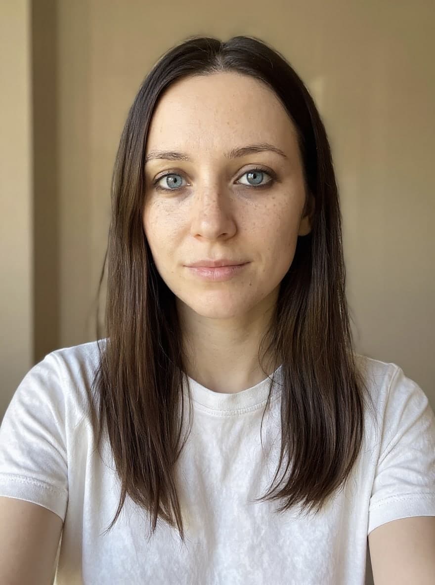 Dieselbe Frau mit blaugrauen Iriden