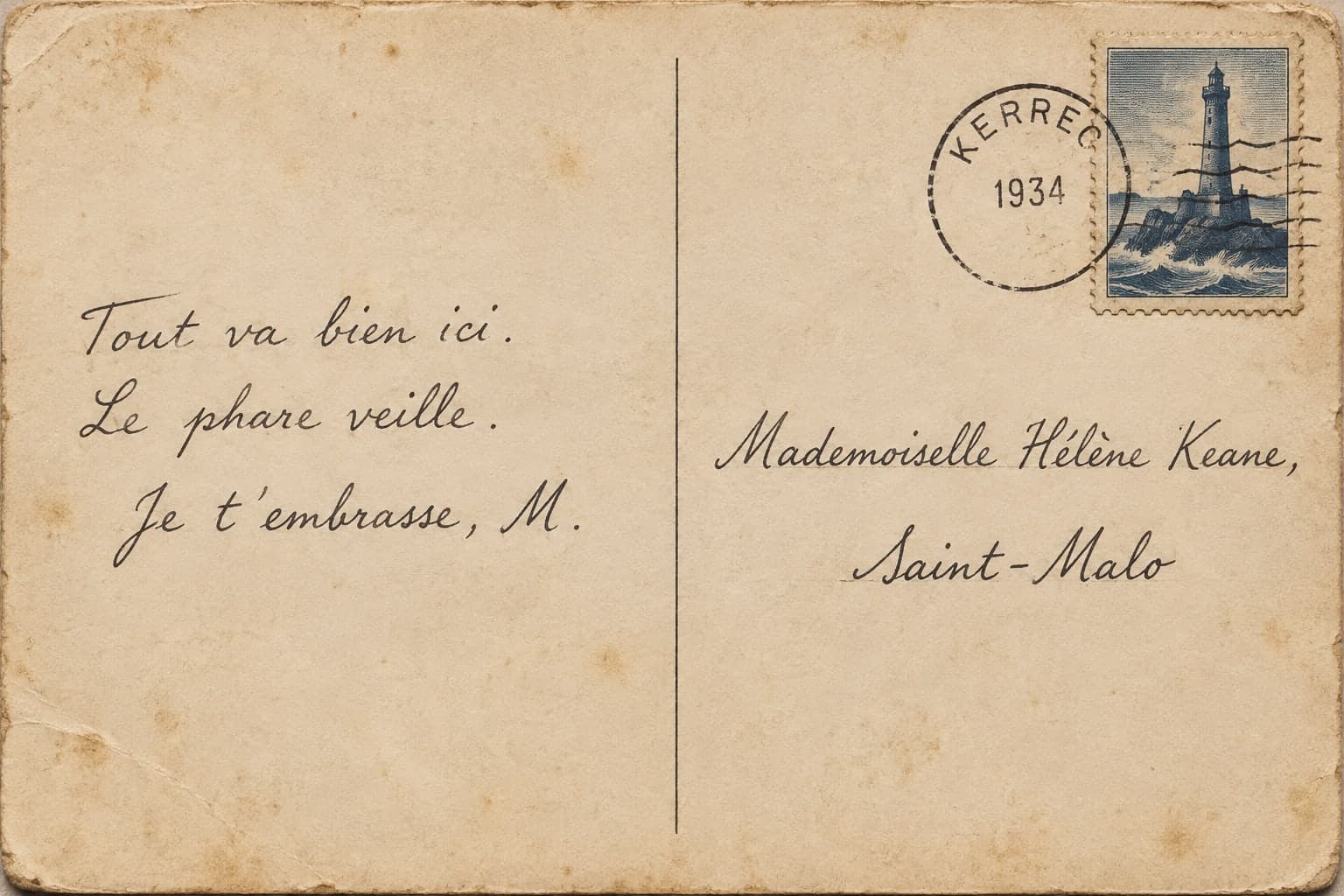 पीला पड़ा पीछे का हिस्सा: M. के हस्ताक्षर वाला हाथ से लिखा संदेश, Saint-Malo में Hélène Keane का पता, लाइटहाउस वाला टिकट और मोहर “KERREC 1934”