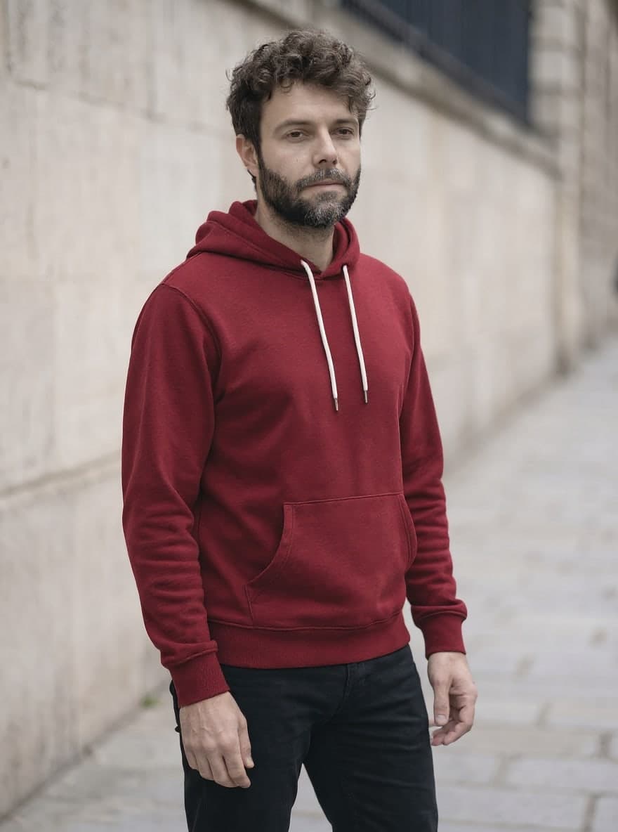Derselbe Hoodie in tiefem Bordeaux, Falten, Nähte und weiße Kordeln unverändert